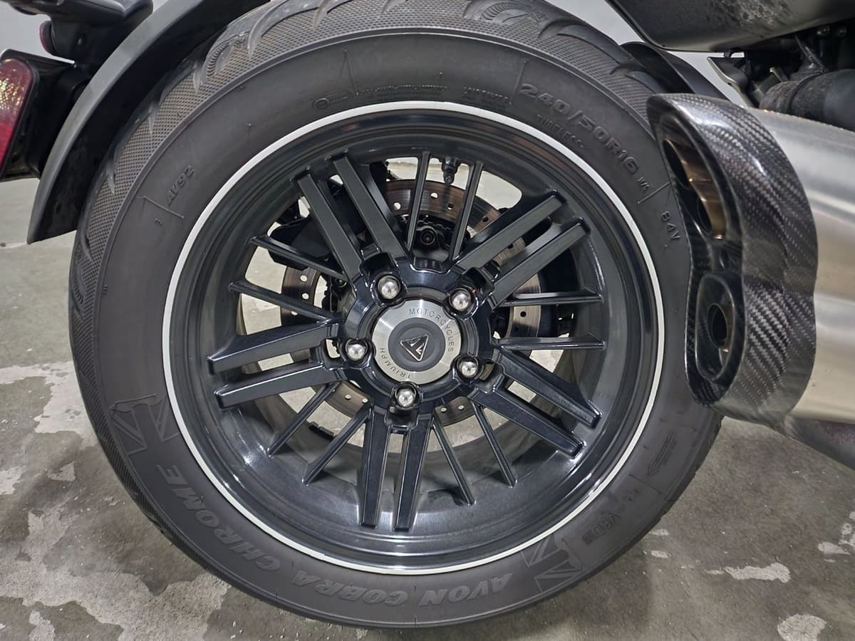 트라이엄프 로켓III R 9