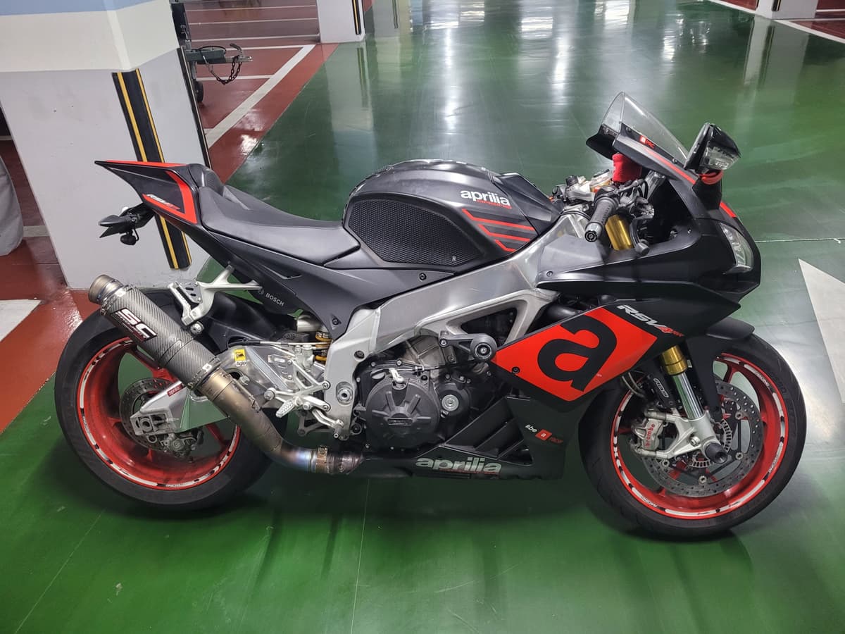 아프릴리아 RSV 4 RR 1