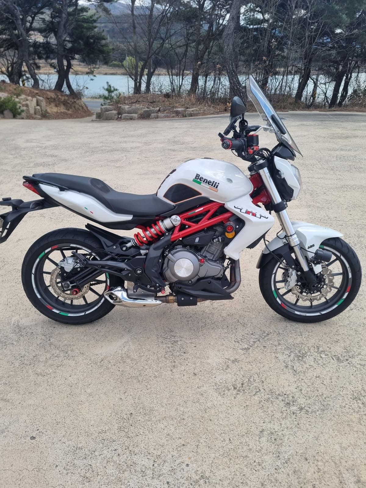 베넬리 TNT 300 ABS 1