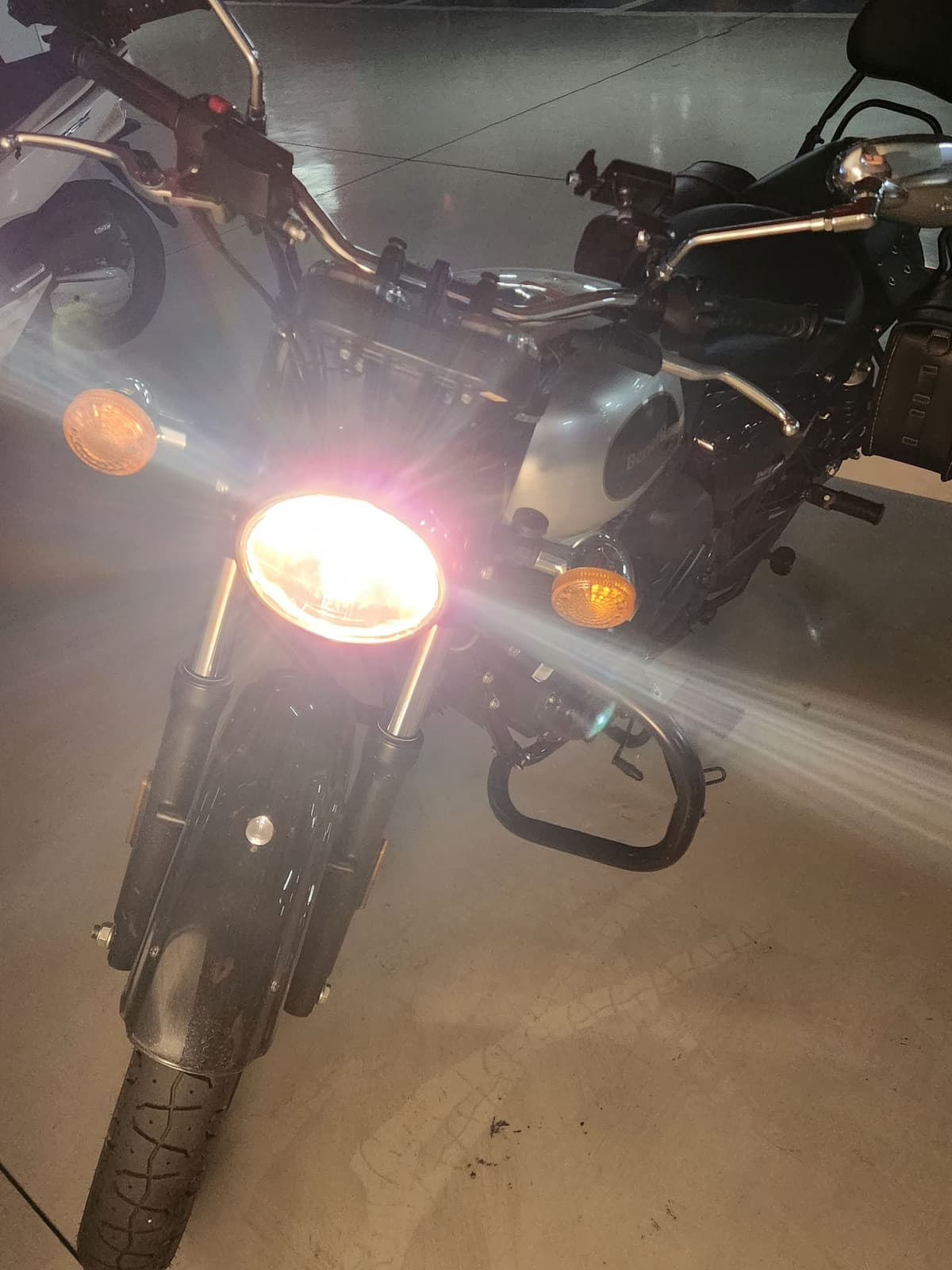 베넬리 임페리알레 400 ABS 3