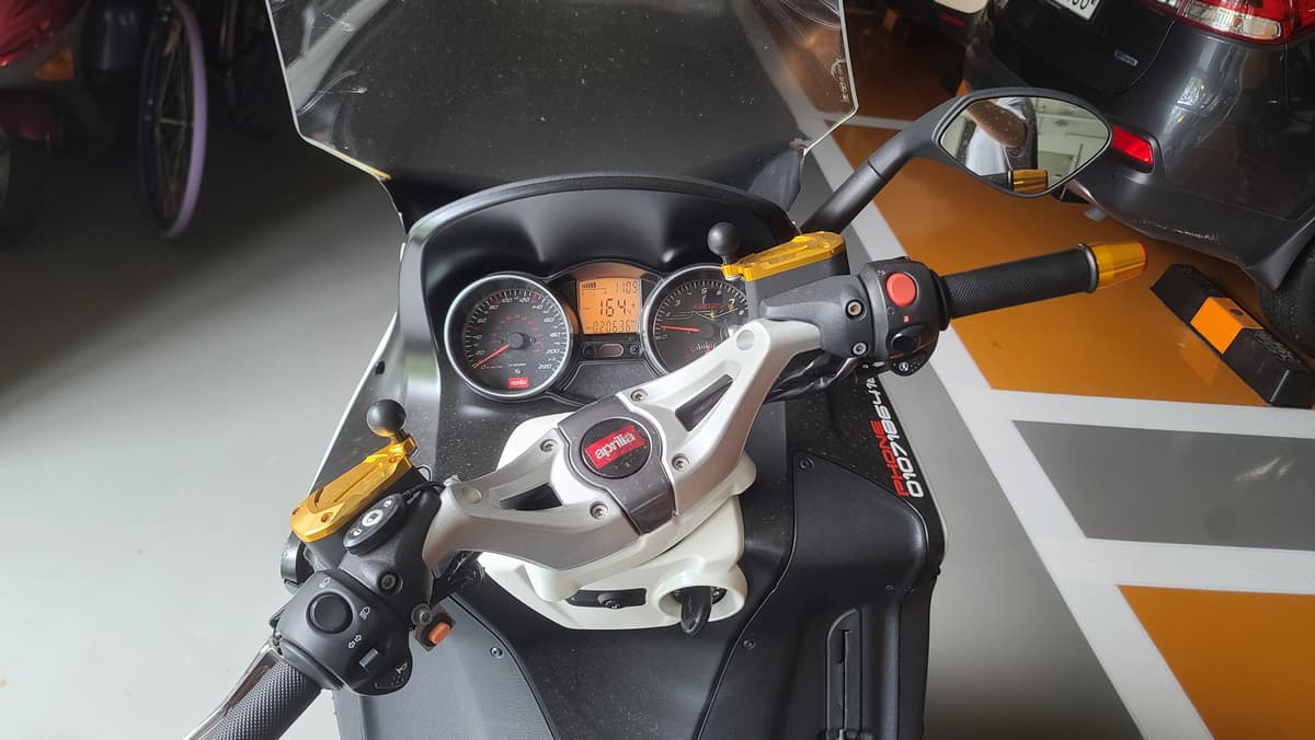 아프릴리아 SRV 850 more