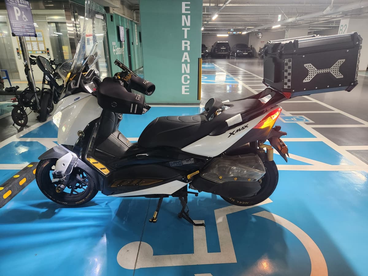야마하 XMAX 300 ABS 2