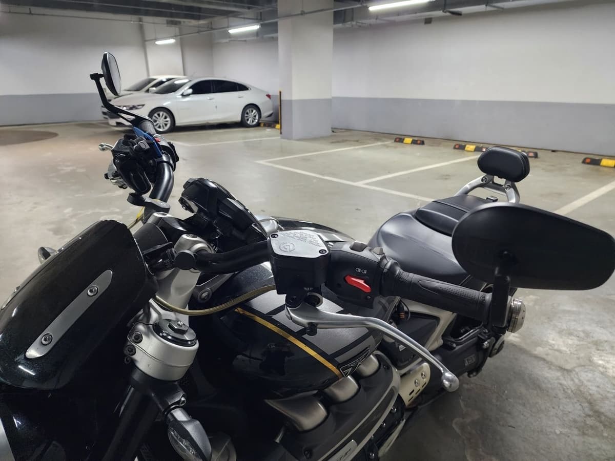 트라이엄프 로켓III R more