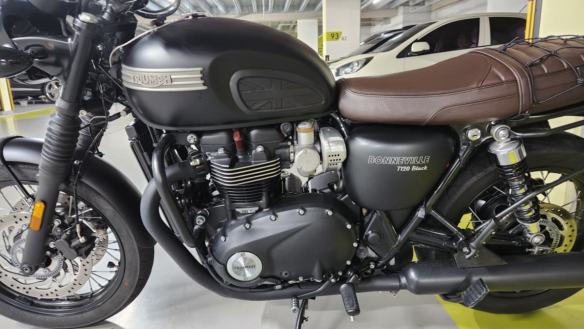 트라이엄프 본네빌 T120 블랙 2