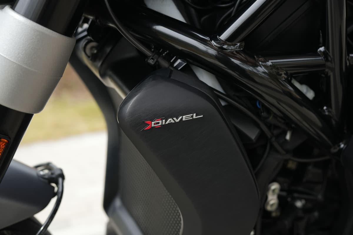 두카티 X 디아벨 블랙스타 9