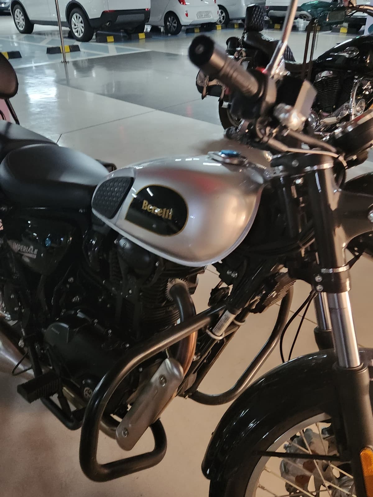 베넬리 임페리알레 400 ABS 1