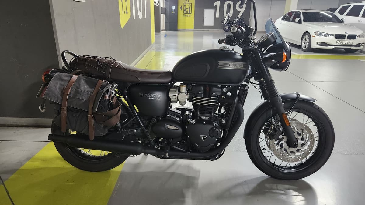 트라이엄프 본네빌 T120 블랙 1