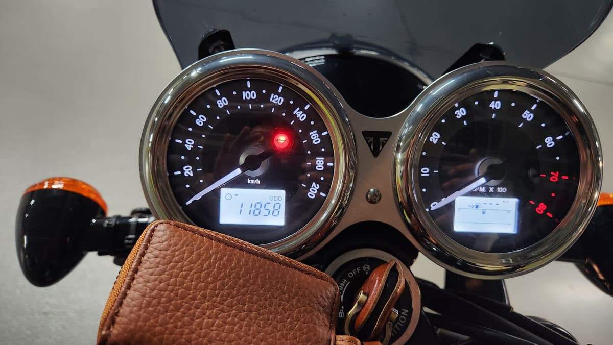 트라이엄프 본네빌 T120 블랙 5