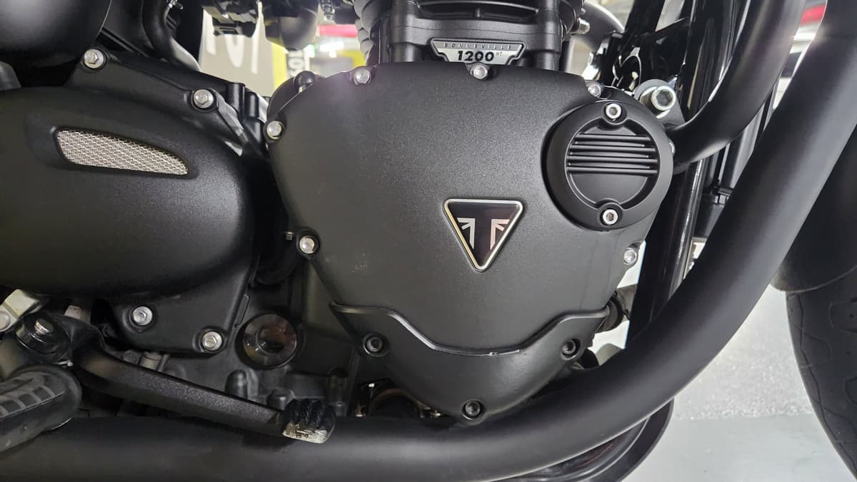 트라이엄프 본네빌 T120 블랙 7