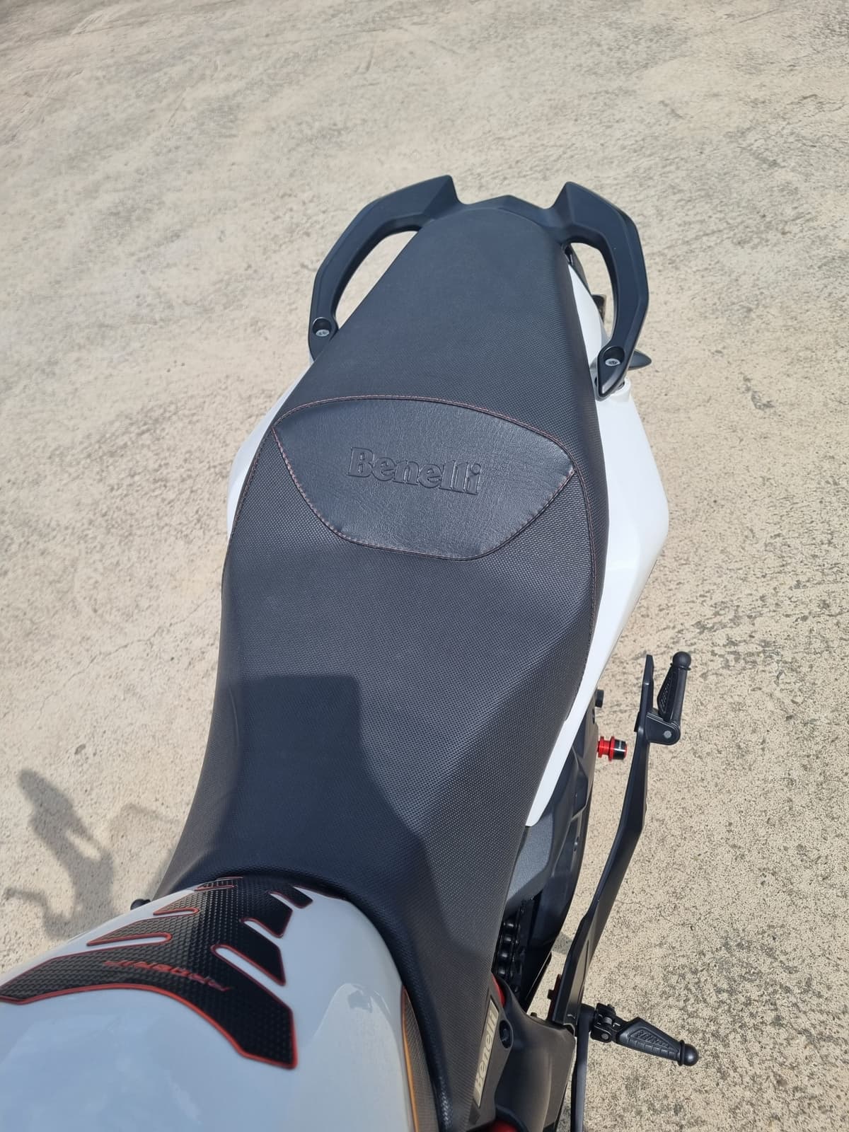 베넬리 TNT 300 ABS 8